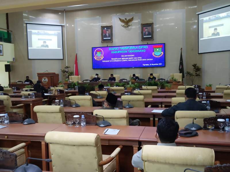 Mad Romli Hadiri Paripurna DPRD Penetapan 4 Raperda