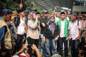 Ana Harlina, Koordinator KST B.J. Habibie, yang mewakili BRIN saat menemui massa. (Detak/Aip)