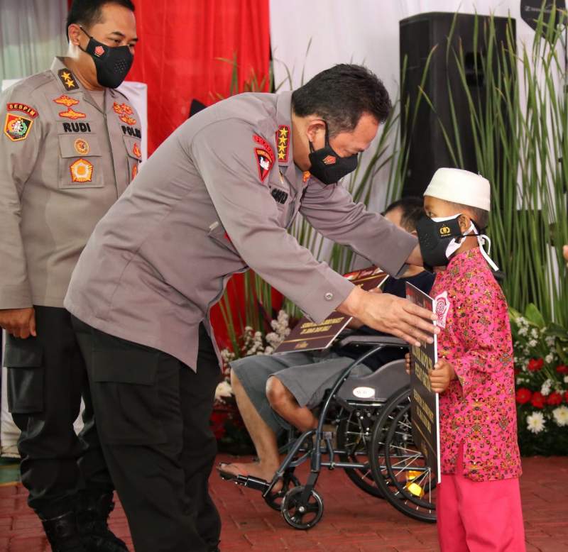 Kapolri Minta Jajaran Terus Bantu Warga dan Gelorakan 'Ayo Pakai Masker dan Ayo Segera Vaksin'