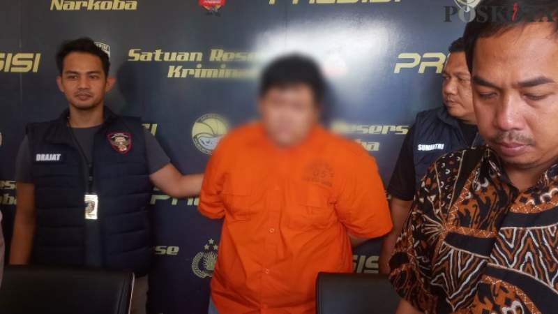 Tersangka BT (23), penipuan tiket konser Coldplay dihadirkan dalam rilis di Mapolres Jakarta Barat, Jumat (9/6/2023).