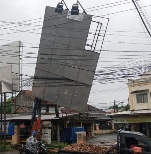 papan reklame nyaris roboh.