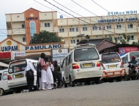 Tampak sejumlah angkutan umum di depan Universitas Pamulang