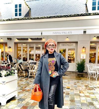 Uci Flowdea sedang mengunjungi view destinasi di Eropa.