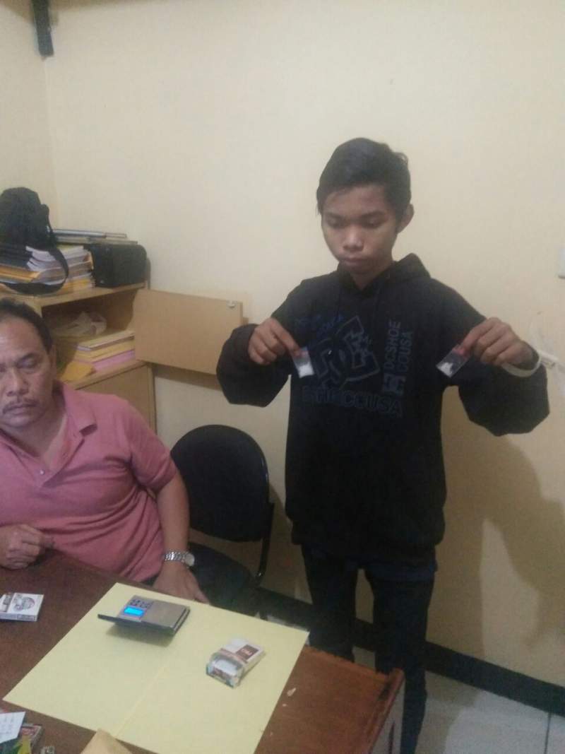 Tersangka Ikhsan menunjukkan barang bukti.