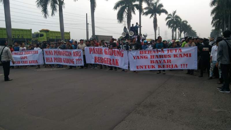 Tuntut Dipekerjakan, Ratusan Warga Gerudug PT KMK