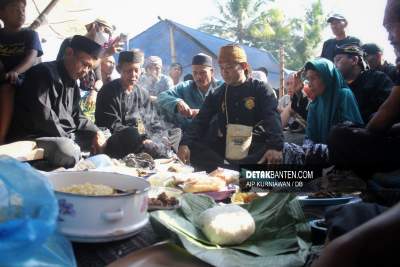 Warga Desa Bantar Karet menggelar acara tahunan 'Sedekah Cai' di bantaran sungai Cikaniki Minggu (19/6/2022).