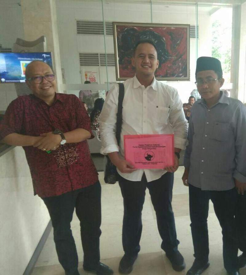Muhammad Fadhlin Akbar (tengah) usai ikuti fit and propert tes di Kantor DPP PDI Perjuangan