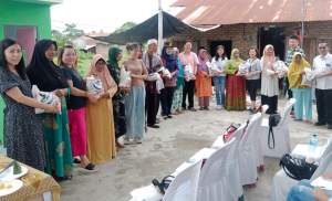 Ketua Dewan UKM Serdang Bedagai, Budi serahkan  beras pada warga kurang mampu.