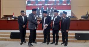 Walikota Tangsel Benyamin Davnie serahkan draft LKPj tahun 2022 kepada Ketua DPRD Tangsel, Abdul Rasyid, disaksikan Wakil Ketua DPRD lainnya, Iwan Rahayu dan Mustopa