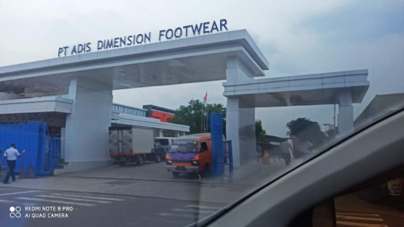 Ribuan Buruh Sepatu Nike Di PT Adis Balaraja Terkena PHK