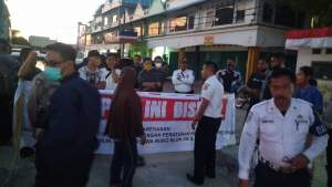 Puluhan pemilik ruko di Blok KK &amp; Blok A Pondok Cilegon Indah (PCI), Kecamatan Cibeber menyegel area parkir yang dikelola Dishub Cilegon, Selasa (25/8/2020).