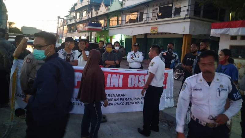 Puluhan pemilik ruko di Blok KK &amp; Blok A Pondok Cilegon Indah (PCI), Kecamatan Cibeber menyegel area parkir yang dikelola Dishub Cilegon, Selasa (25/8/2020).