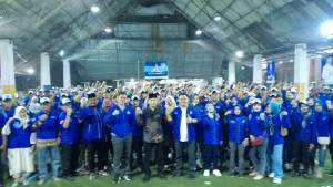 Yanto Ulay, Heri Sumardi dan Caleg DPR RI Zulfikar Hamonangan foto bareng bersama tim relawan pemenangan Pemilu 2024.