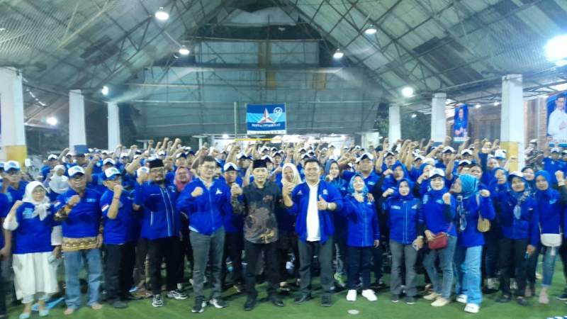 Yanto Ulay, Heri Sumardi dan Caleg DPR RI Zulfikar Hamonangan foto bareng bersama tim relawan pemenangan Pemilu 2024.