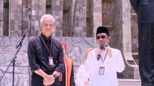 Mahfud Md saat mengisi sambutan di Tugu Proklamasi, Menteng, Jakarta Pusat, sebelum mendaftar ke KPU RI, Jakarta, hari ini, Kamis (19/10/2023).