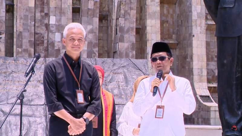 Mahfud Md saat mengisi sambutan di Tugu Proklamasi, Menteng, Jakarta Pusat, sebelum mendaftar ke KPU RI, Jakarta, hari ini, Kamis (19/10/2023).