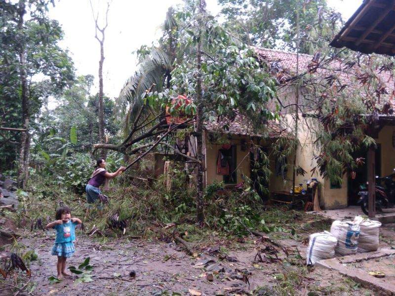Angin Puting Beliung Hantam Ratusan Rumah di Maja