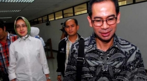 Tubagus Chaeri Wardana Saat mengalami pemeriksaan di KPK di dampingi Airin, 2013 silam