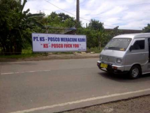Spanduk Keras yang di pasang oleh warga untuk PT POSCO