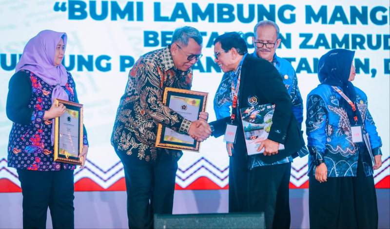 Wali Kota Tangsel, Benyamin Davnie terima pin emas dari Ketua PWI Pusat, Hendry CH Bangun di Banjarmasin, Kalimantan Selatan pada HPN 2025