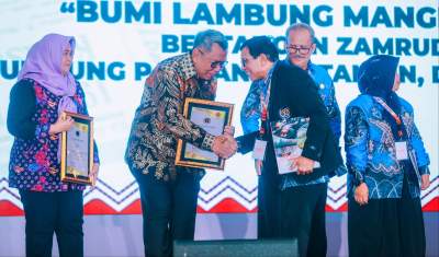 Wali Kota Tangsel, Benyamin Davnie terima pin emas dari Ketua PWI Pusat, Hendry CH Bangun di Banjarmasin, Kalimantan Selatan pada HPN 2025