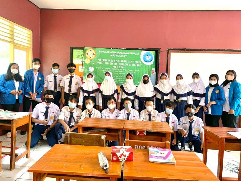 Peduli Lingkungan Hijau, Mahasiswa UNPAM Ajak Siswa SMP Tanam Bibit Pohon