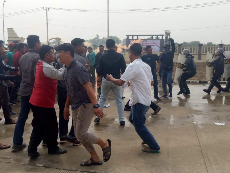 Massa Aksi Anarkis dan brutal, Personel Gabungan Polres Serang Berhasil Pukul Mundur Massa