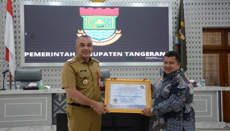 Bupati Tangerang menerima penghagaan 