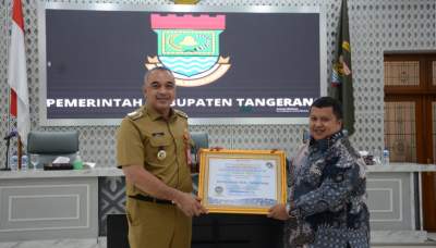 Bupati Tangerang menerima penghagaan 