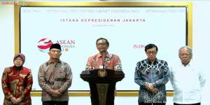 Menko Polhukam Mahfud MD, didampingi Menteri Sosial, Menko PMK, MenkumHAM, dan Menteri PUPR, saat memberikan keterangan di Sekretariat Presiden, melalui YouTube, Senin (16/1/2023).