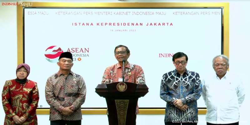 Menko Polhukam Mahfud MD, didampingi Menteri Sosial, Menko PMK, MenkumHAM, dan Menteri PUPR, saat memberikan keterangan di Sekretariat Presiden, melalui YouTube, Senin (16/1/2023).