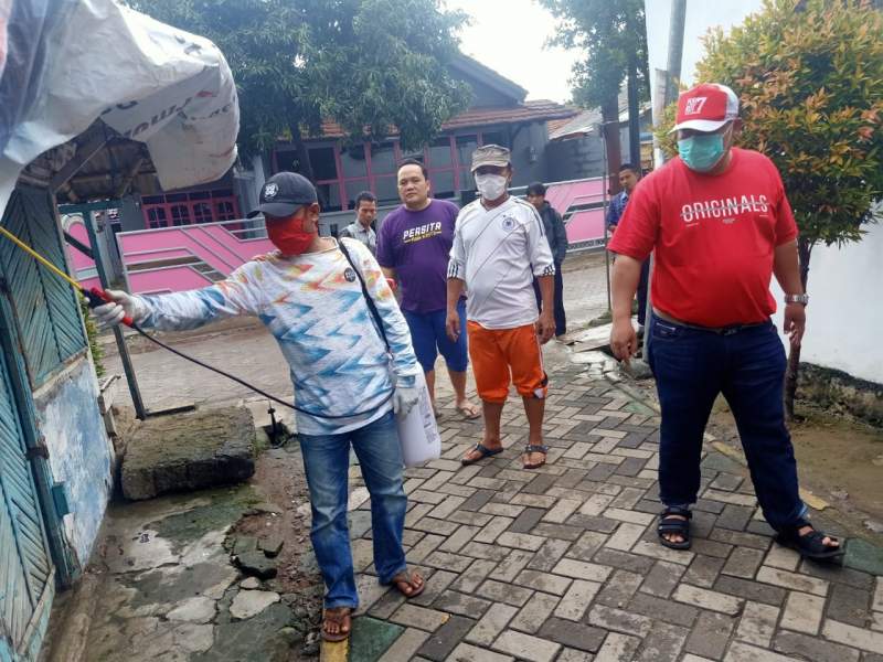 Warga Kelurahan Kelapa Indah Swadaya Semprotkan Cairan Disinfektan