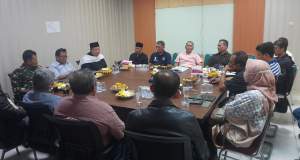 Lurah Pakujaya Astari dan Camat Serpong Utara Sutang Suprianto dan Sekretaris Kecamatan Aki Dahlan saat menggelar rapat bersama warga pasca insiden ricuh dalam bursa pemilihan calon ketua RW di klaster Fedora.