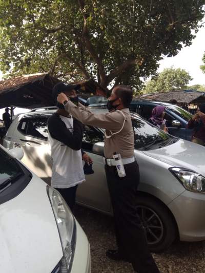 Ditlantas Polda Banten Bagikan Masker Gratis Pada Pengguna Jalan