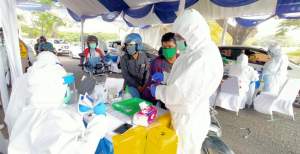 Warga Cilegon berbondong-bondong antre mengikuti rapid test drive thru di Bonakarta