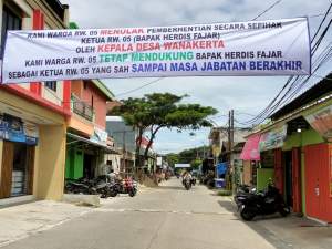 Spanduk Tolak Pemecatan RT dan RW Telaga Bestari