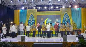 Ketua LPTQ yang juga Sekda Tangsel, Bambang Noertjahyo dan Camat Pondok Aren, saat akan menerima trophy juara umum MTQ ke XIV tingkat Tangsel 2023. Penyerahan trophy juara umum itu juga disaksikan para camat se-Kota Tangsel