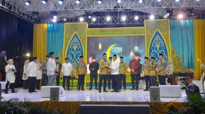 Ketua LPTQ yang juga Sekda Tangsel, Bambang Noertjahyo dan Camat Pondok Aren, saat akan menerima trophy juara umum MTQ ke XIV tingkat Tangsel 2023. Penyerahan trophy juara umum itu juga disaksikan para camat se-Kota Tangsel