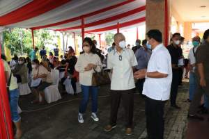 Kajari Tigaraksa dan Sekda Dampingi Kajati Banten Tinjau Vaksinasi di Vihara&nbsp;