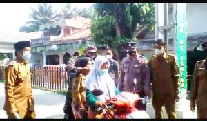 Satgas Covid 19 Desa Rawa Kidang Gencarkan Penyemprotan Disinfektan dan Bagikan Masker
