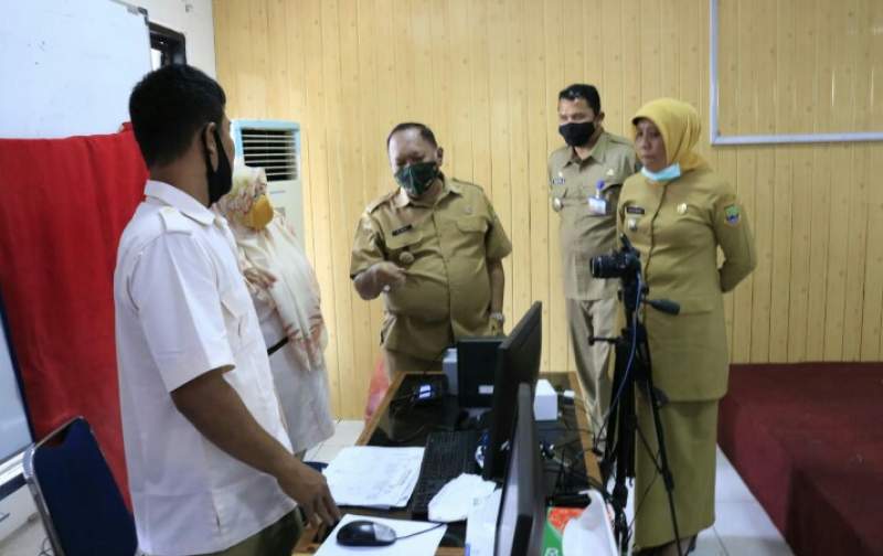 Walikota Cilegon Edi Ariadi saat menghadiri pembukaan Percepatan Perekaman KTP-El bagi usia wajib KTP-El (usia pemilih pemula) di 8 Kecamatan tempat di Ruang Aula Kecamatan Cibeber, Selasa (21/7/2020).