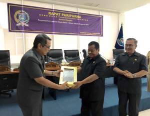 Wakil Walikota Tangsel, Benyamin Davnie menerima laporan hasil reses dewan dari Ketua DPRD Tangsel, Moh Ramlie dan wakilnya, Moch Shaleh Asnawi.