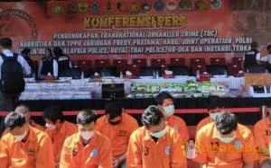 Rilis para tersangka sindikat narkoba kakap internasional Fredy Pratama di Bareskrim Polri, Selasa (12/9/2023).