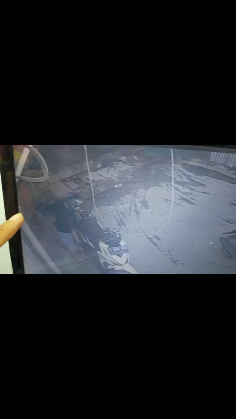 Saat pencuri mengambil motor di parkiran Alfamart terekam CCTV.