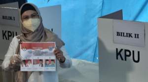 Siti Nur Azizah berikan hak suara di TPS 08 Pondok Pucung, Pondok Aren, Tangsel. (Hendra)