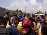 Jayanti-Merasa diabaikan warga geruduk PT Mayora.Rabu (30/10)