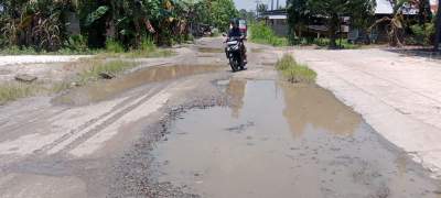 Jalan penghubung antar Kabupaten rusak parah.