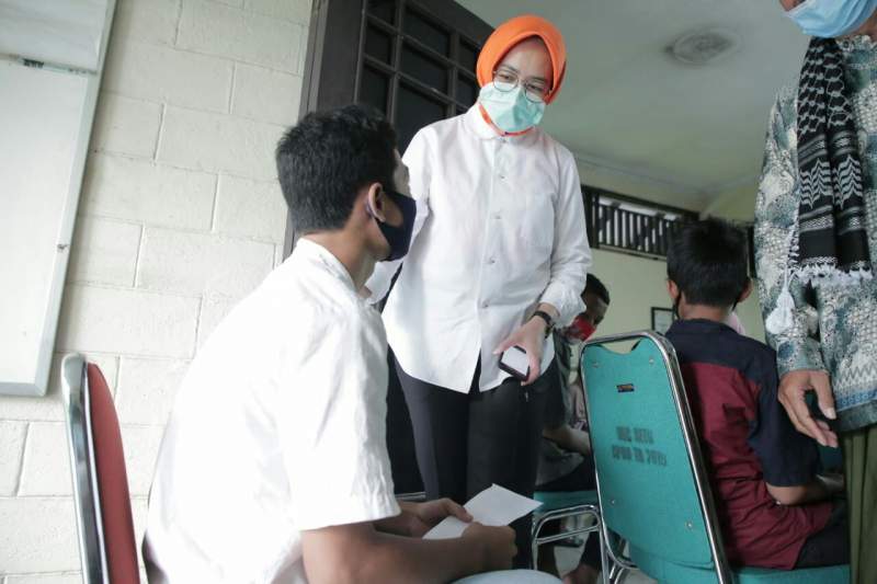 Walikota Tangsel Berikan Santunan Yatim di 6 Kelurahan di Kecamatan Setu