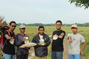 Rumah Tani Serahkan Benih dan Pupuk Bagi Petani Lebak Banten