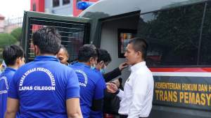 Sebanyak 8 narapidana dipindahkan dari Lapas Kelas IIA Cilegon ke Lembaga Pemasyarakatan Narkotika Kelas IIA Gunung Sindur, Selasa (28/6/2022).
